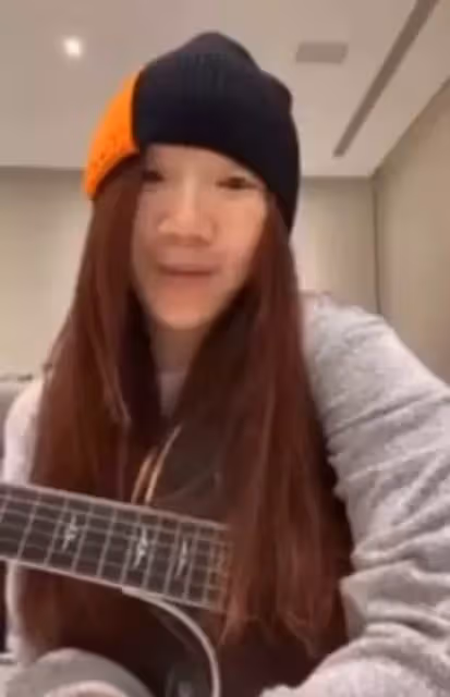 51歲陶晶瑩大膽「素顏」直播！眼小鼻大竟「撞臉」成龍，網友直呼：認不出！