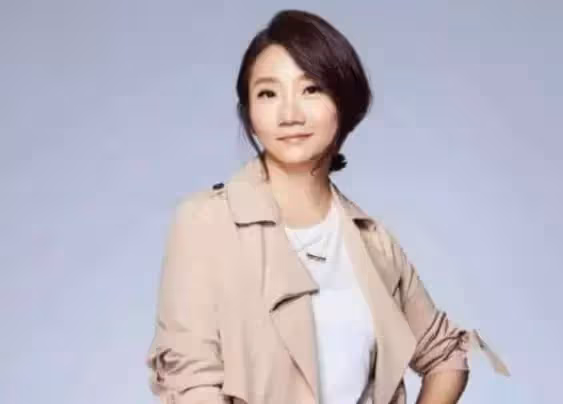 51歲陶晶瑩大膽「素顏」直播！眼小鼻大竟「撞臉」成龍，網友直呼：認不出！