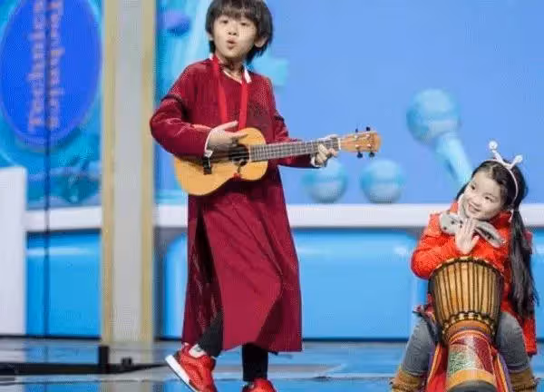 有種「長大」叫做《三生三世》小阿離！11歲眼睛烏黑「模樣十分帥氣」，遺傳到媽媽優良基因：真是「星味十足」