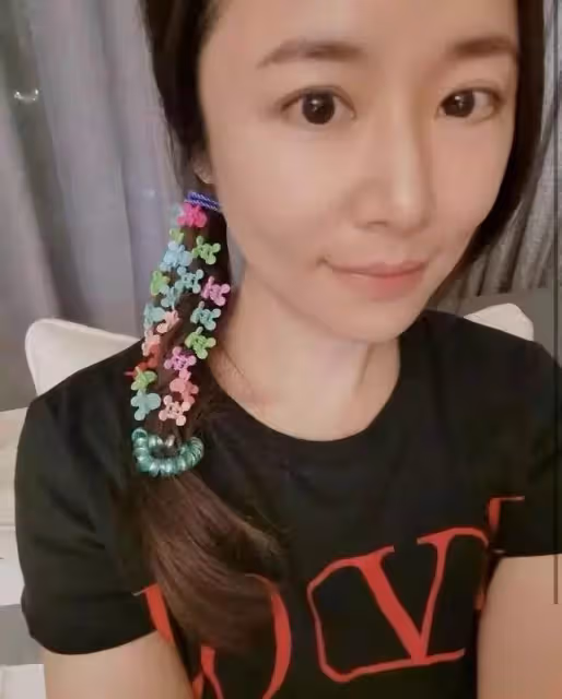 46歲林心如扮嫩罕見翻車！戴5歲女兒發卡太別扭，素顏下美顏過度，網友：甜美少女玩砸了
