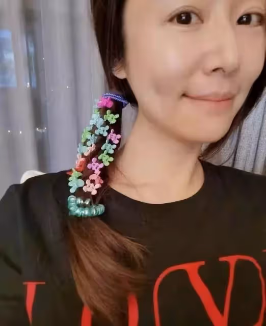46歲林心如扮嫩罕見翻車！戴5歲女兒發卡太別扭，素顏下美顏過度，網友：甜美少女玩砸了