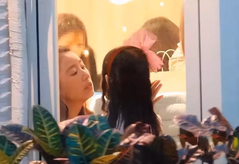 46歲林心如扮嫩罕見翻車！戴5歲女兒發卡太別扭，素顏下美顏過度，網友：甜美少女玩砸了