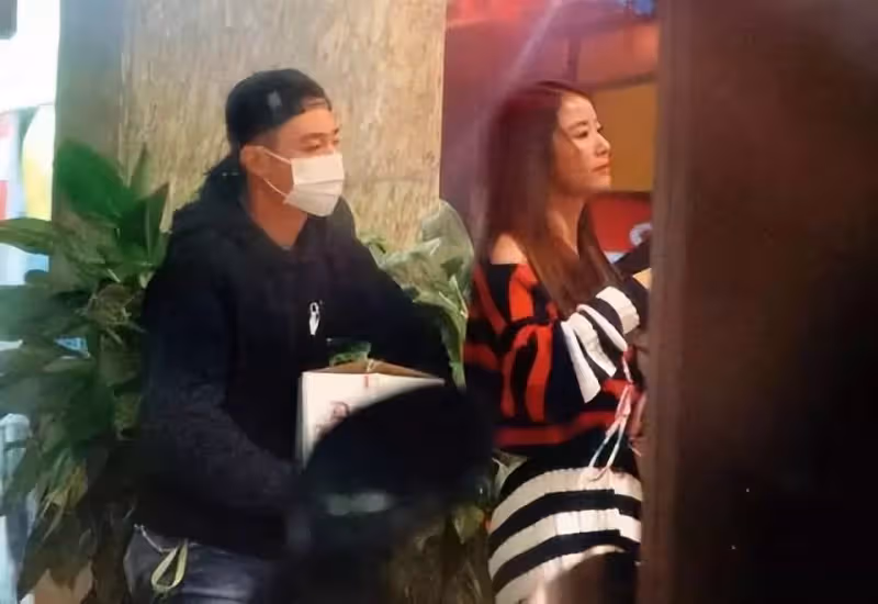 46歲林心如扮嫩罕見翻車！戴5歲女兒發卡太別扭，素顏下美顏過度，網友：甜美少女玩砸了