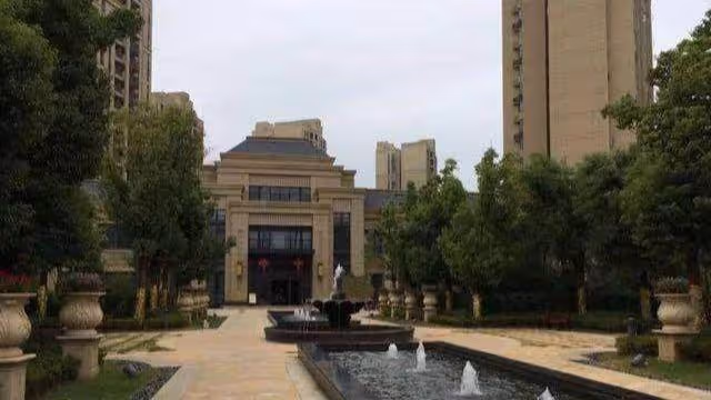 「兒媳,親戚家要買房,你們借八萬吧,兩年內還清」「媽,不借」