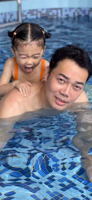 54歲謝天華真實狀態曝光!與兒女在泳池戲水,臉上雀斑太明顯