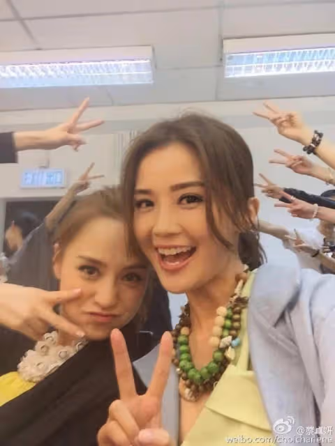 54歲謝天華真實狀態曝光！與兒女在泳池戲水，臉上雀斑太明顯