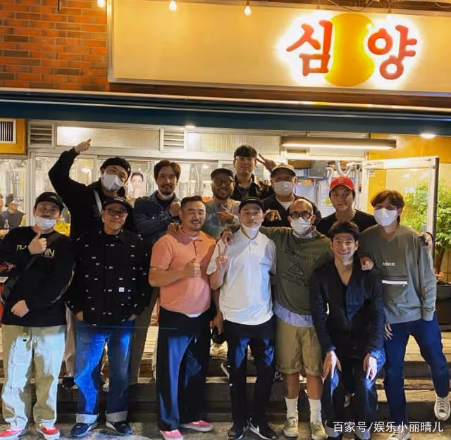 具俊曄悄悄返韓,驚見朋友烤肉店裡貼滿大S海報感動不已