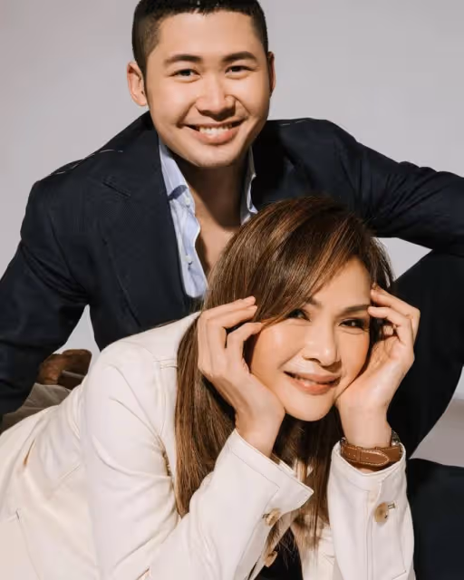 又一星二代當模特!王敏德兒子與媽媽登上雜誌封面,22歲高大帥氣