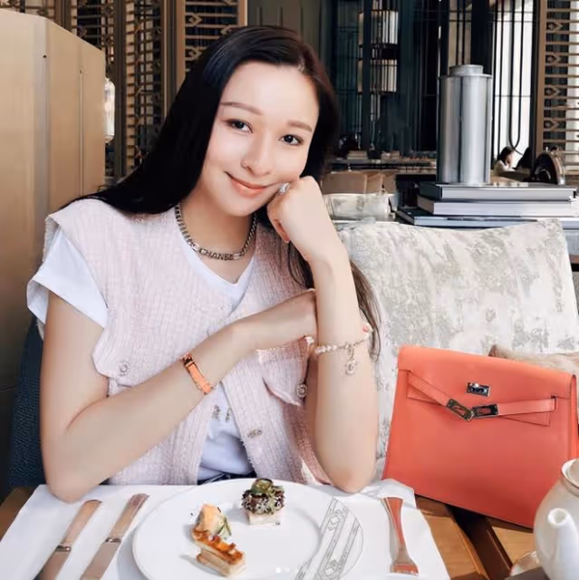 林俊賢內地做生意收入高,女兒拎萬元包戴鑽戒,喝下午茶生活愜意