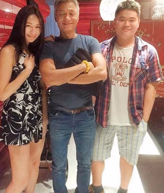 林俊賢內地做生意收入高,女兒拎萬元包戴鑽戒,喝下午茶生活愜意