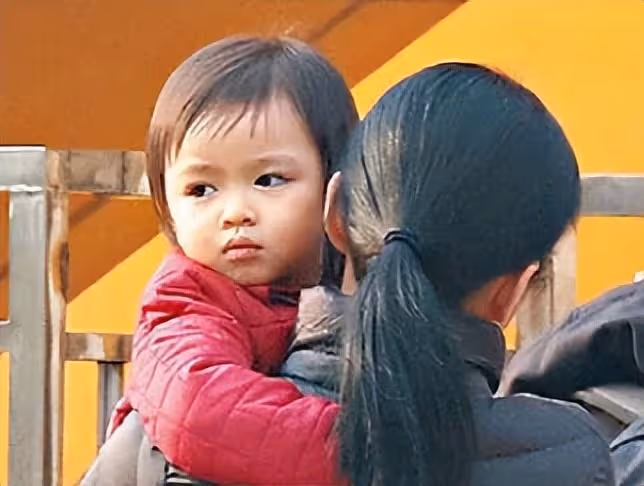 劉德華豪宅內慶小滿，內景曝光庭院大到能種樹，開100萬豪車外出