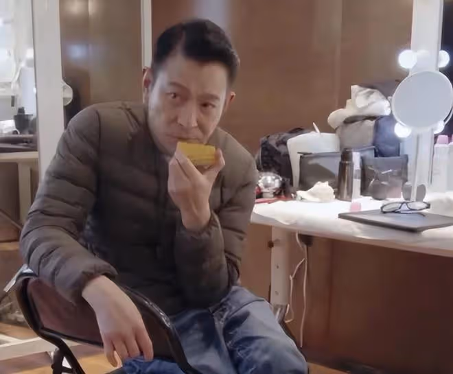劉德華豪宅內慶小滿，內景曝光庭院大到能種樹，開100萬豪車外出