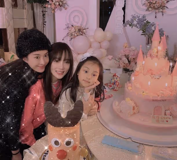 賈乃亮4字回應新戀情,李小璐現在感情空窗,為閨蜜豪送千朵玫瑰