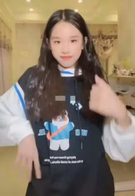 張庭12歲女兒近照曝光,化濃妝撞臉鐘麗緹,完美逆襲,網友:越來越有國際范兒了