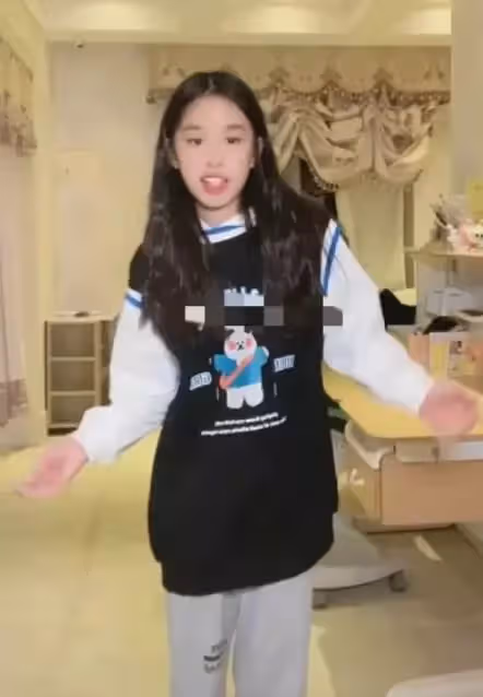 張庭12歲女兒近照曝光,化濃妝撞臉鐘麗緹,完美逆襲,網友:越來越有國際范兒了