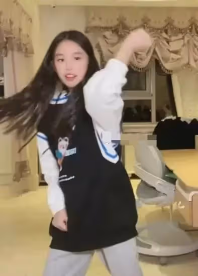 張庭12歲女兒近照曝光,化濃妝撞臉鐘麗緹,完美逆襲,網友:越來越有國際范兒了