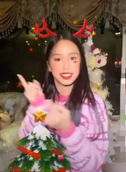 張庭12歲女兒近照曝光，化濃妝撞臉鐘麗緹，完美逆襲，網友：越來越有國際范兒了