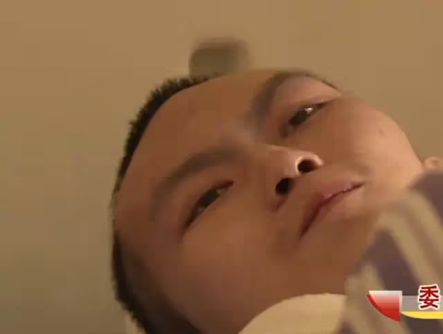 41歲改嫁生子,如今小兒子病危逼大兒子救,母親:你的弟弟你來救