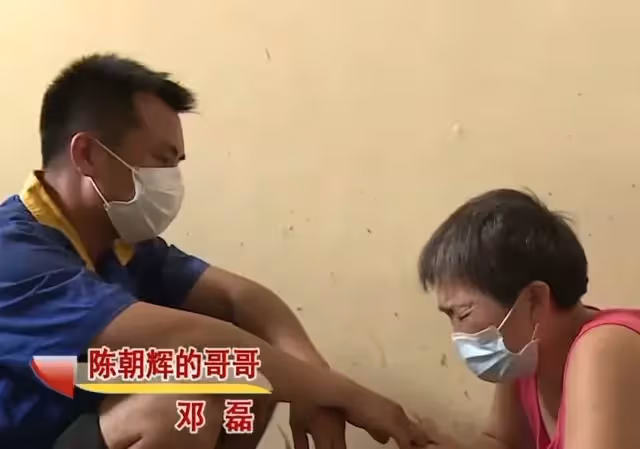 41歲改嫁生子,如今小兒子病危逼大兒子救,母親:你的弟弟你來救