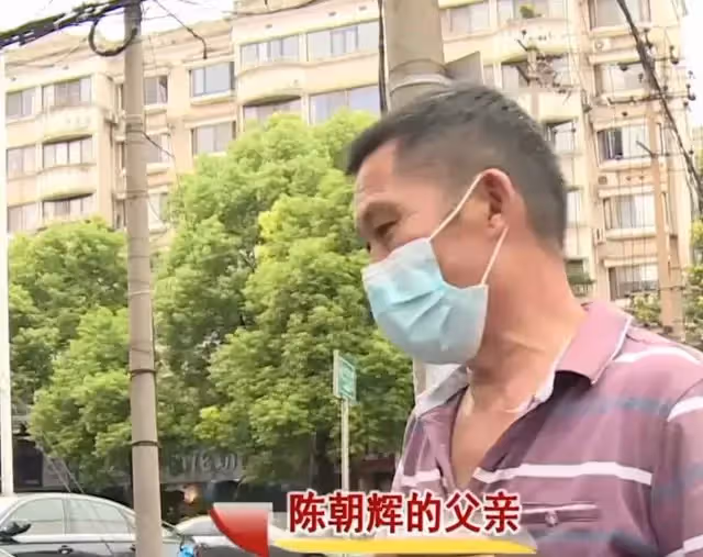 41歲改嫁生子,如今小兒子病危逼大兒子救,母親:你的弟弟你來救