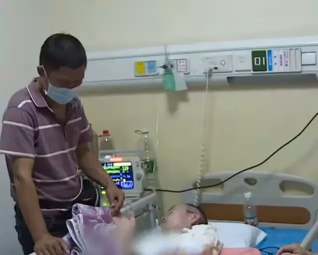41歲改嫁生子,如今小兒子病危逼大兒子救,母親:你的弟弟你來救
