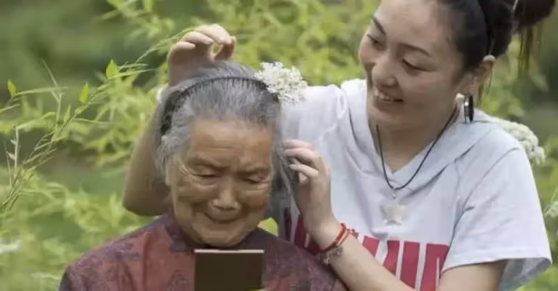 老人到女兒家吃飯不敢夾菜吃，女婿驅車千里搬空岳母家