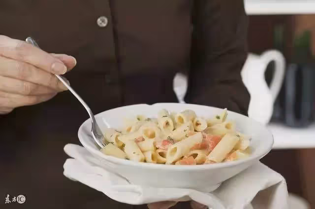 老人到女兒家吃飯不敢夾菜吃,女婿驅車千里搬空岳母家