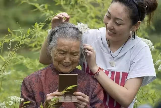 老人到女兒家吃飯不敢夾菜吃,女婿驅車千里搬空岳母家