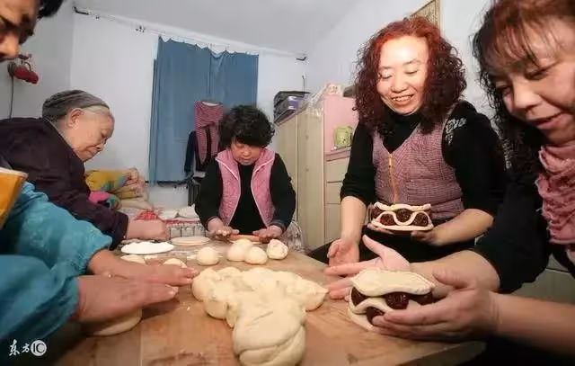 老人到女兒家吃飯不敢夾菜吃,女婿驅車千里搬空岳母家