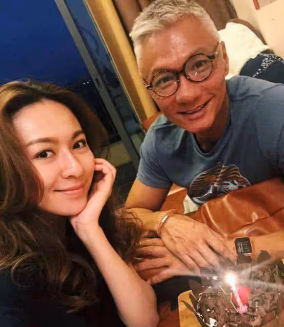 27歲星二代曬近照,過萬名牌包搶鏡,富貴生活倚賴退圈父親?