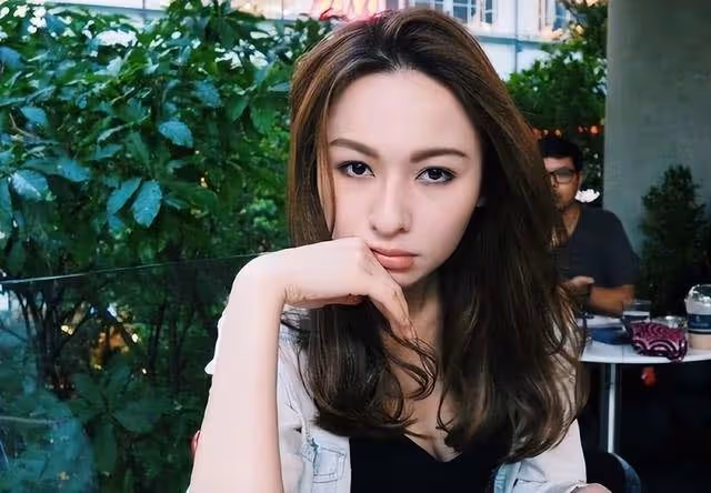 27歲星二代曬近照,過萬名牌包搶鏡,富貴生活倚賴退圈父親?