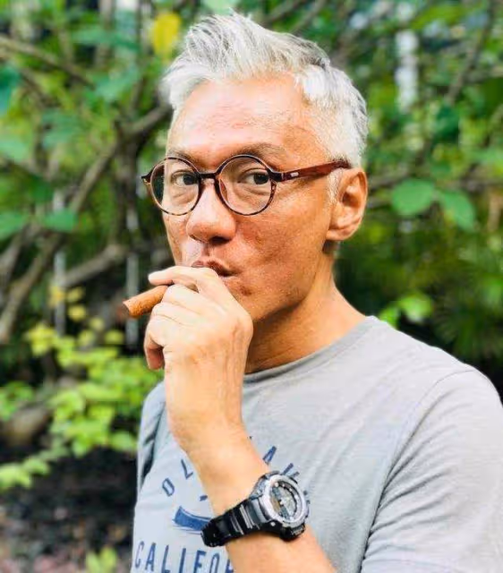 27歲星二代曬近照,過萬名牌包搶鏡,富貴生活倚賴退圈父親?