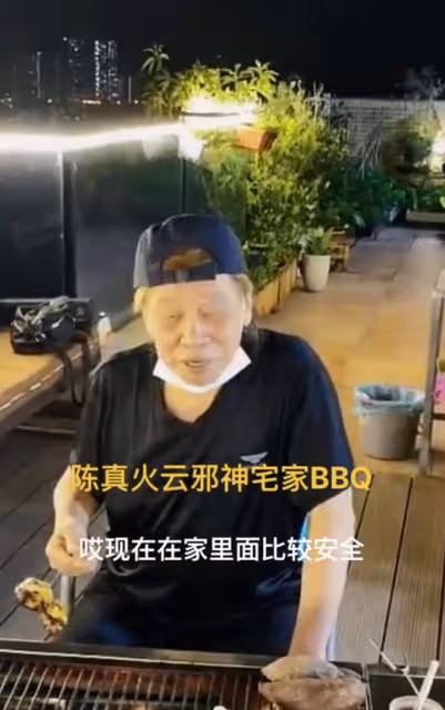 74歲梁小龍定居內地,豪宅燒烤太愜意,花園裡種滿綠植環境優美