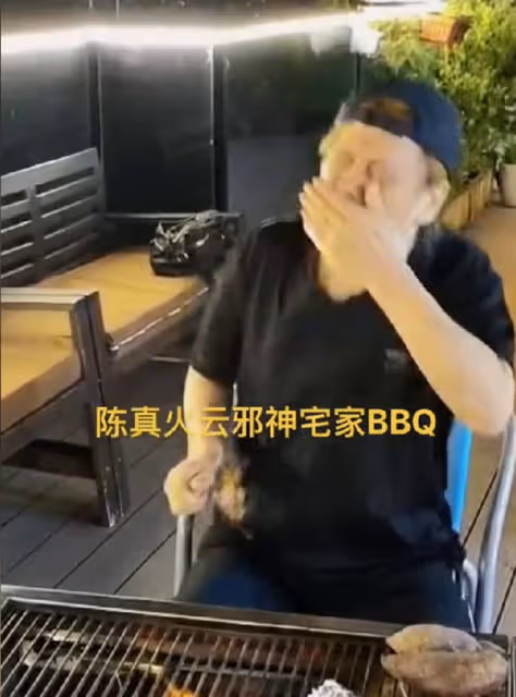 74歲梁小龍定居內地,豪宅燒烤太愜意,花園裡種滿綠植環境優美
