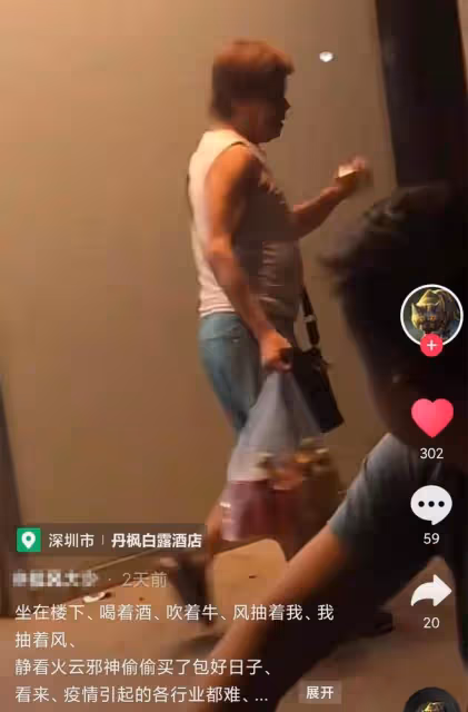 74歲梁小龍定居內地,豪宅燒烤太愜意,花園裡種滿綠植環境優美