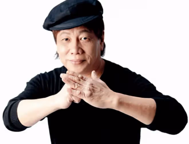 74歲梁小龍定居內地,豪宅燒烤太愜意,花園裡種滿綠植環境優美