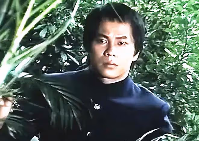 74歲梁小龍定居內地,豪宅燒烤太愜意,花園裡種滿綠植環境優美