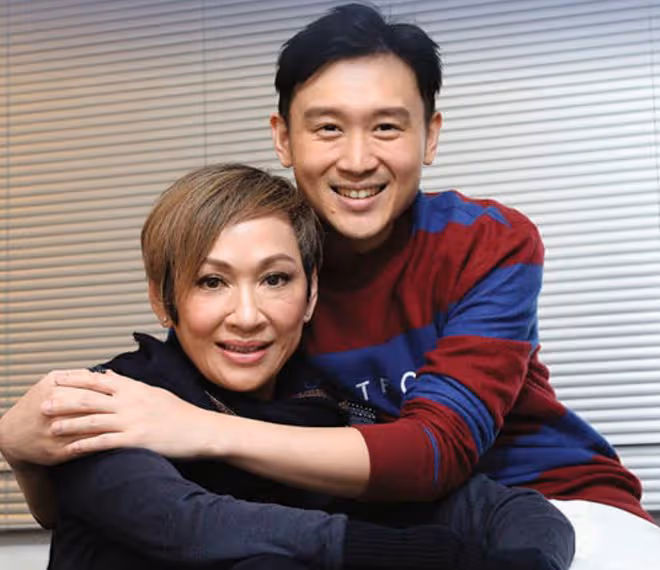 周潤發前妻為乾兒子慶生,臉貼臉顯親密,在背後扶持對方事業多年