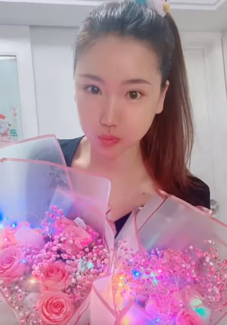 胡彥斌前女友近照,穿弔帶細腰長腿太吸睛,5歲兒子生父身份成謎