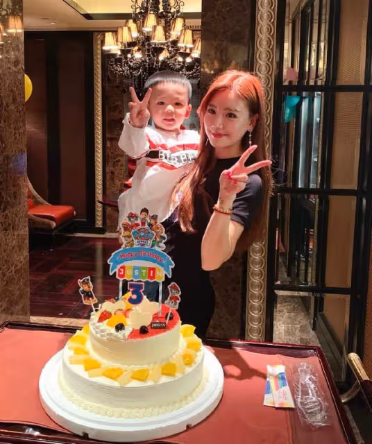 胡彥斌前女友近照,穿弔帶細腰長腿太吸睛,5歲兒子生父身份成謎
