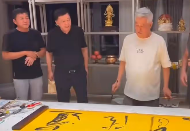 64歲趙本山身體惹擔憂，與人聚會抽雪茄眼神迷離，走路顫顫巍巍