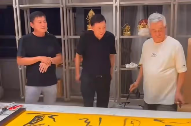 64歲趙本山身體惹擔憂，與人聚會抽雪茄眼神迷離，走路顫顫巍巍