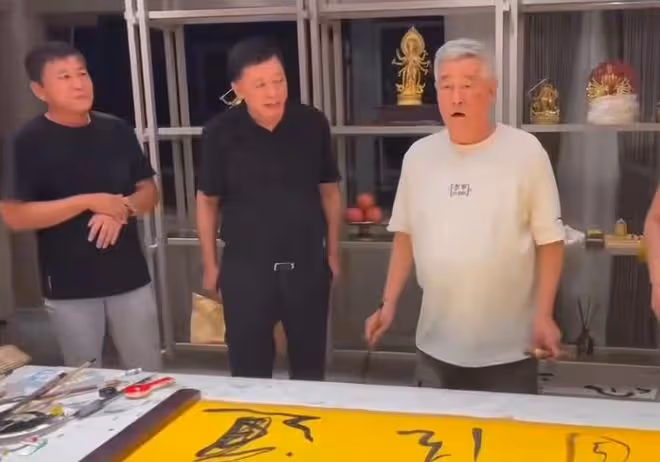 64歲趙本山身體惹擔憂，與人聚會抽雪茄眼神迷離，走路顫顫巍巍