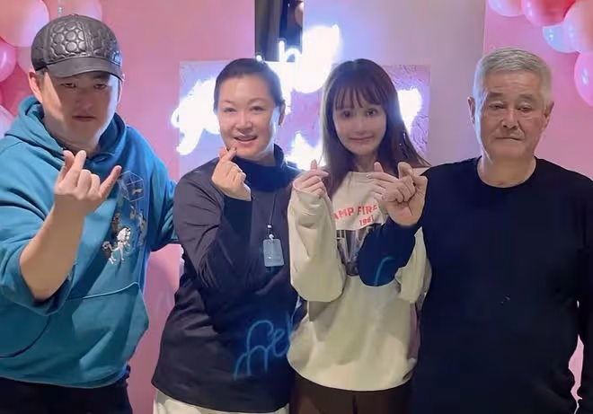 64歲趙本山身體惹擔憂,與人聚會抽雪茄眼神迷離,走路顫顫巍巍
