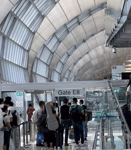 吳京現身泰國機場,拎著大包小包匆匆回國,網友:惡意返鄉