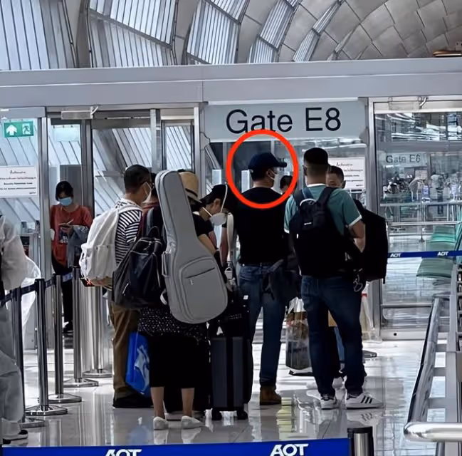 吳京現身泰國機場,拎著大包小包匆匆回國,網友:惡意返鄉