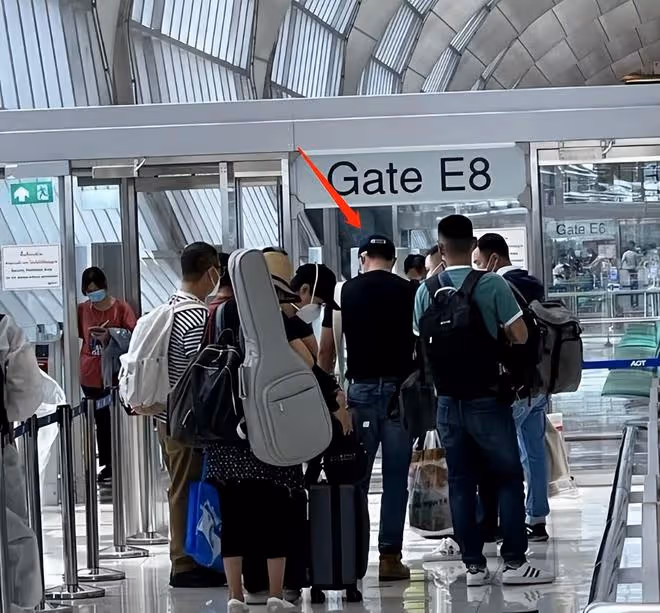 吳京現身泰國機場,拎著大包小包匆匆回國,網友:惡意返鄉