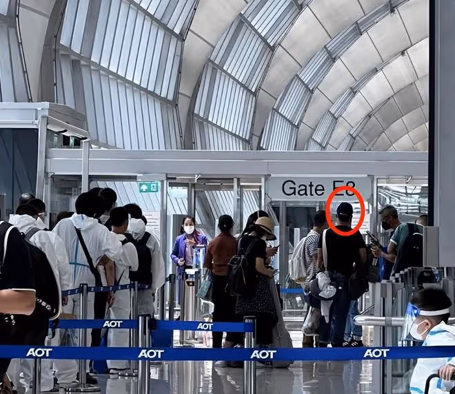 吳京現身泰國機場,拎著大包小包匆匆回國,網友:惡意返鄉