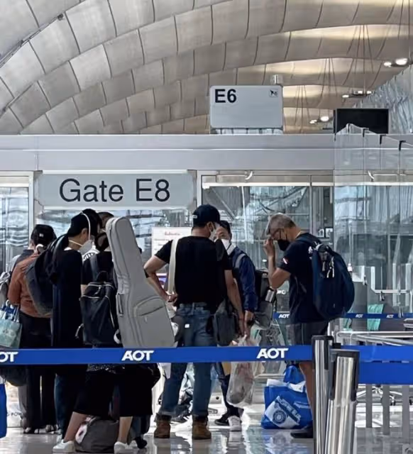 吳京現身泰國機場,拎著大包小包匆匆回國,網友:惡意返鄉