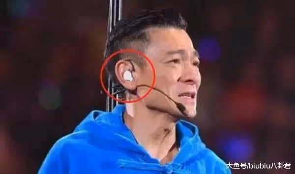 演唱會上,原來歌手耳朵里戴的並不是「耳機」,看完漲知識了!